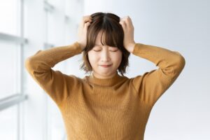 頭を抱える人